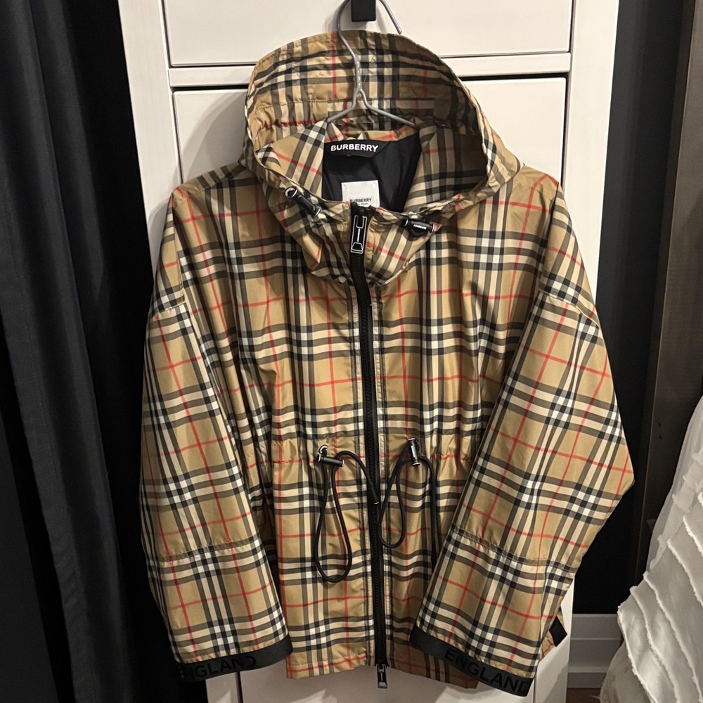 AUTHENTIC-🖤Burberry Beige Checkered Hooded Jacket